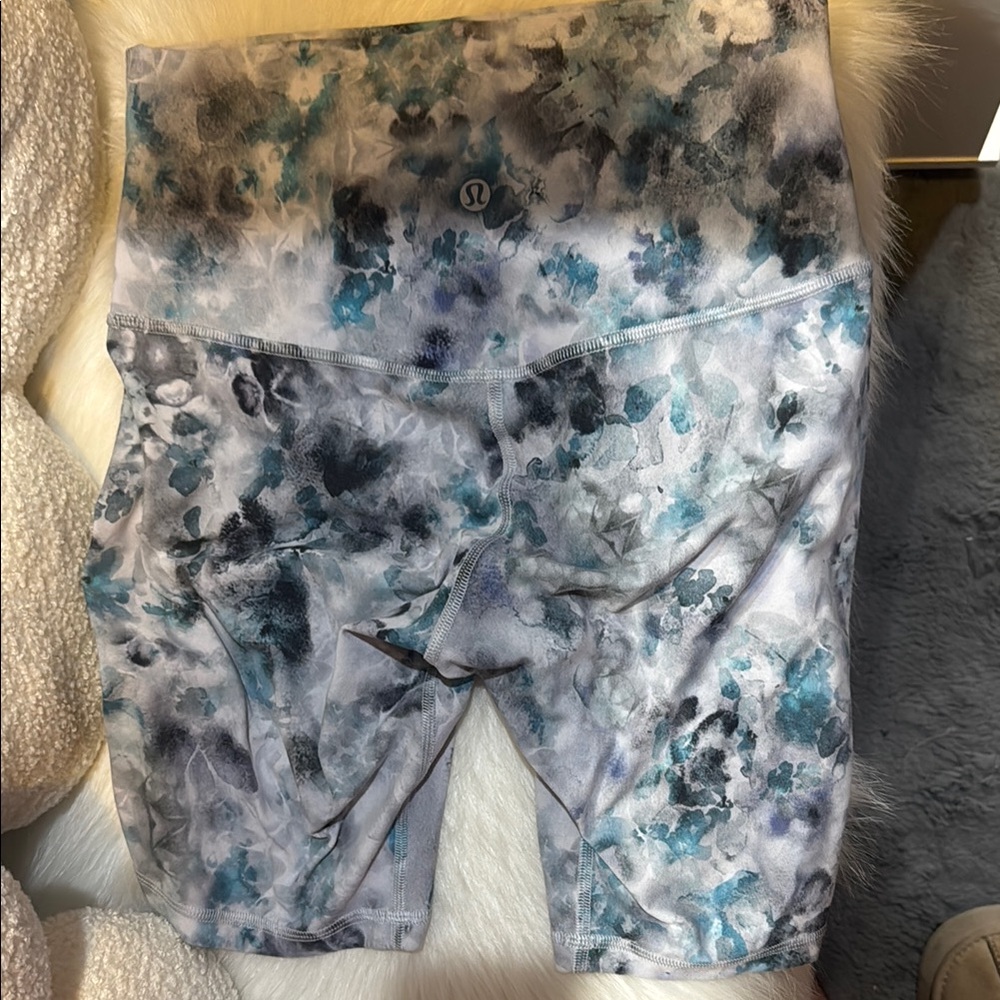 lululemon athletica Women's Blue Patterned Shorts 6”